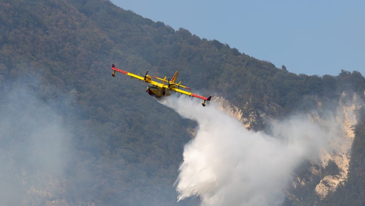 Lago di Santa Croce chiuso per le operazioni antincendio: «Da domenica tolleranza zero» - 