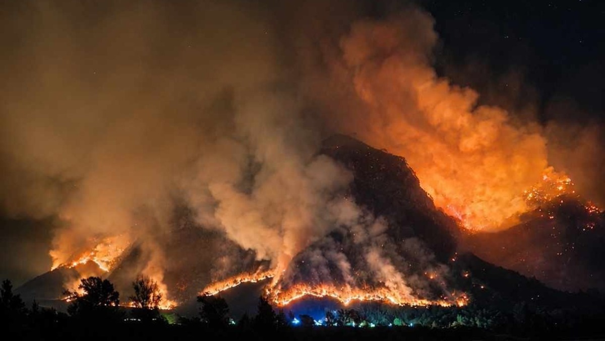 Incendi FVG, l’ultimo bollettino delle ore 23: "situazione molto critica" - Foto Daniel De Colle