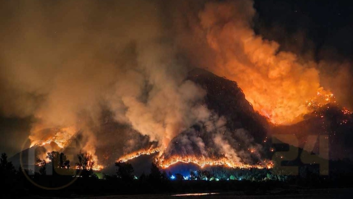 Emergenza incendi, Pissebus evacuata nella notte: il rogo entra nel territorio di Tolmezzo