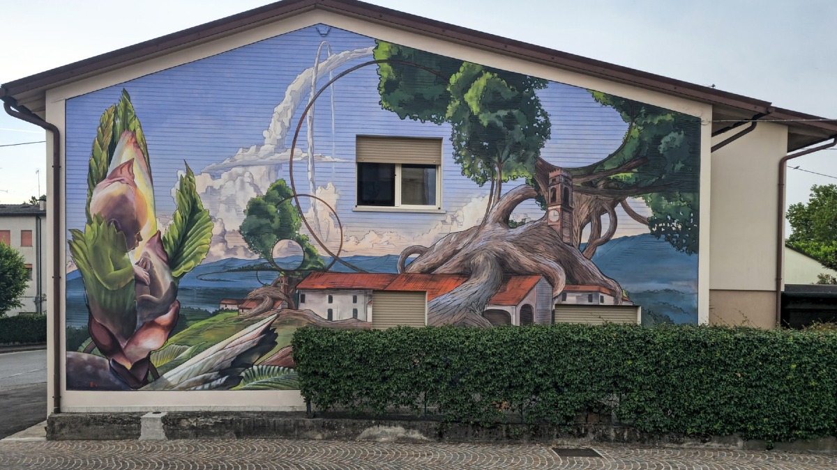 Vallà, un murale di Vesod ricorda la tromba d’aria del 2009 e la rinascita del paese - 