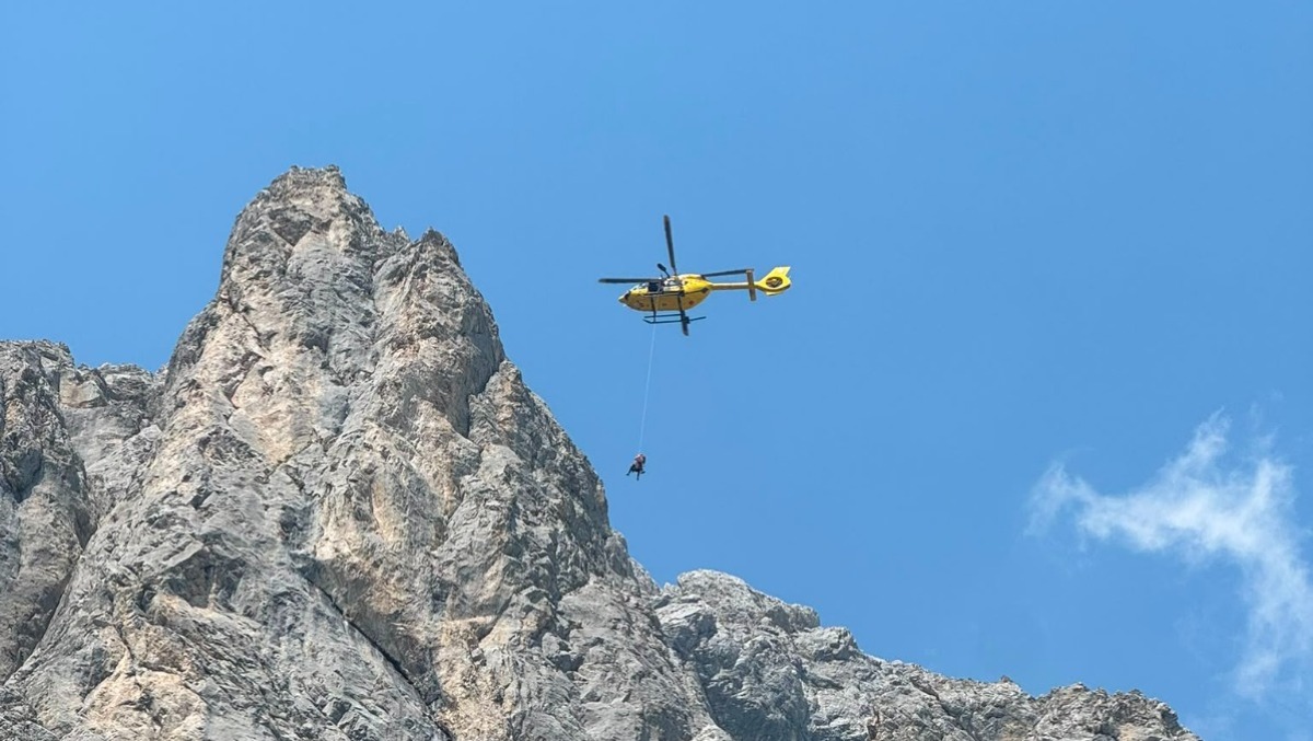 Cade per 10 metri durante l’arrampicata sul Peralba: donna soccorsa in parete - 