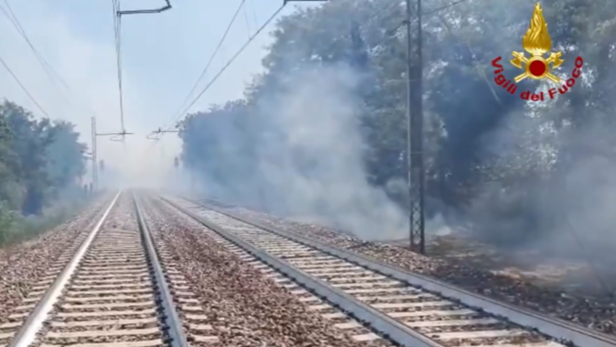 Incendio vicino ai binari a Istrana: treni fermi per due ore, fiamme nei campi | VIDEO - 