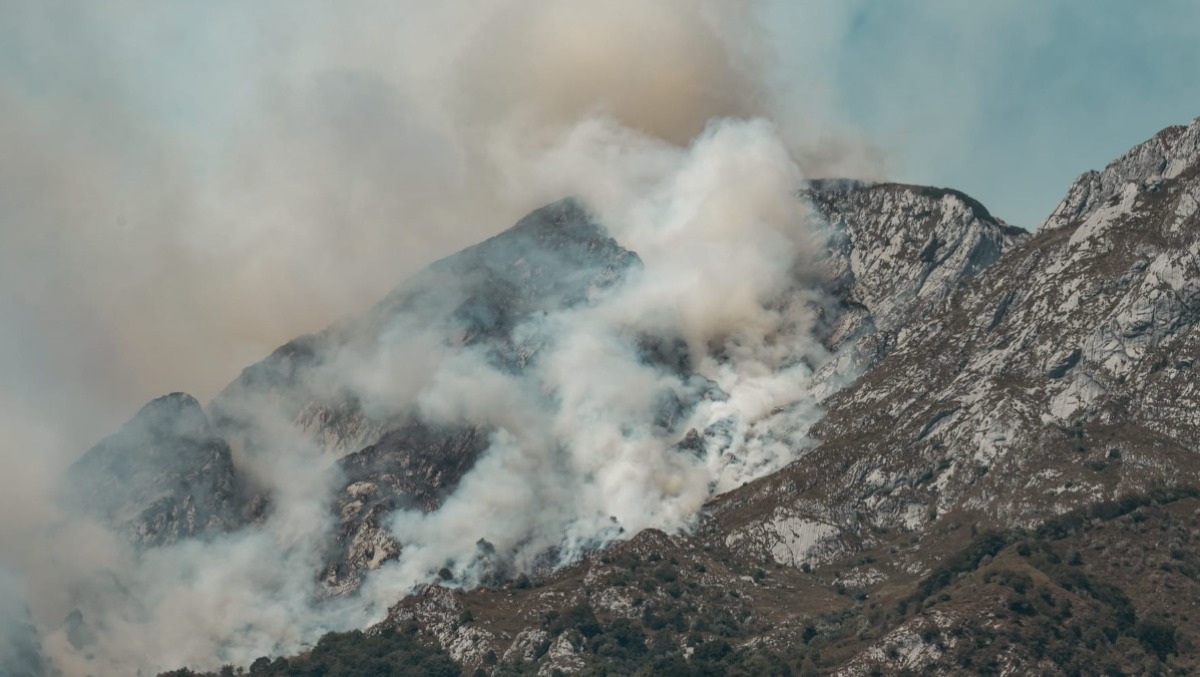 Emergenza incendi, altro pomeriggio difficile in Carnia: il Bollettino - 