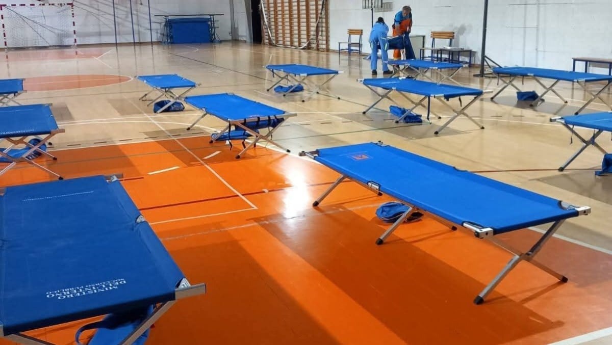 Carnia ancora sotto pressione, a Tolmezzo la palestra accoglie gli evacuati mentre a Lignano resta il dibattito sui fuochi - 
