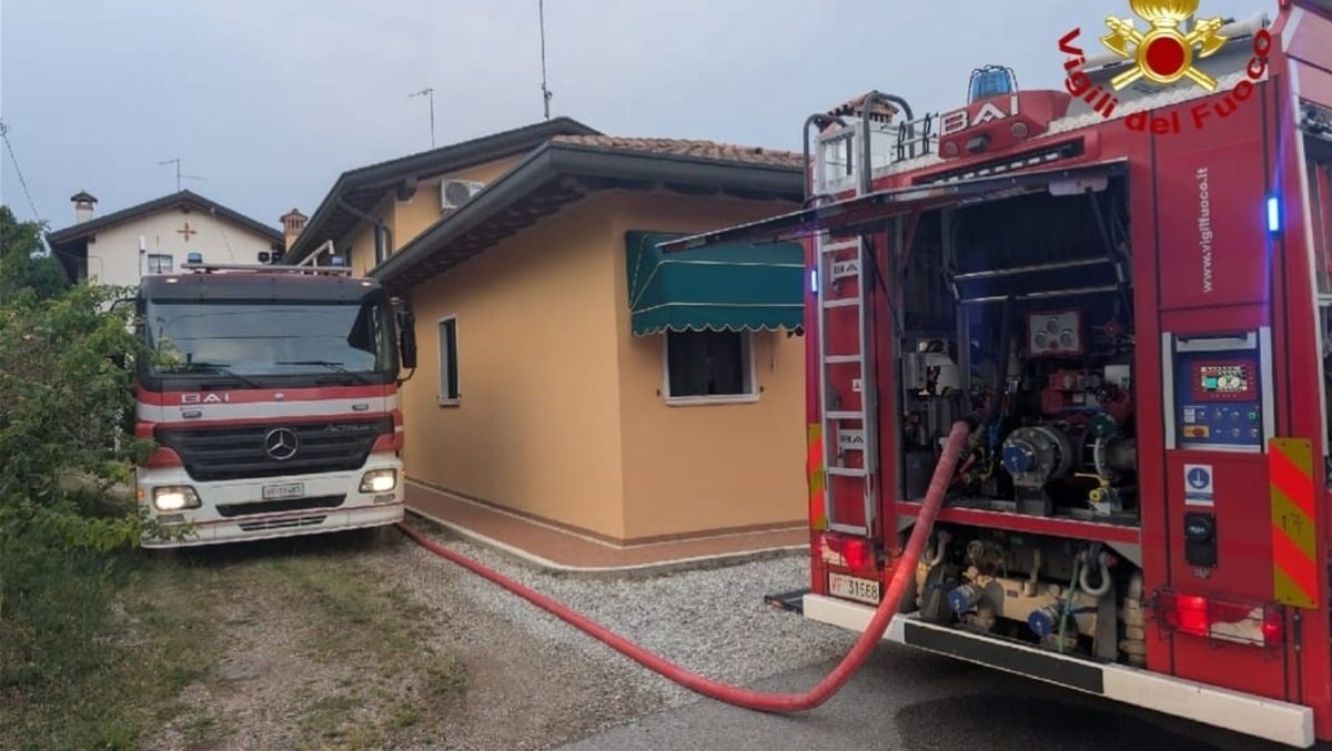 Morsano, incendio in una pertinenza domestica: la casa resta fuori dal rogo - 