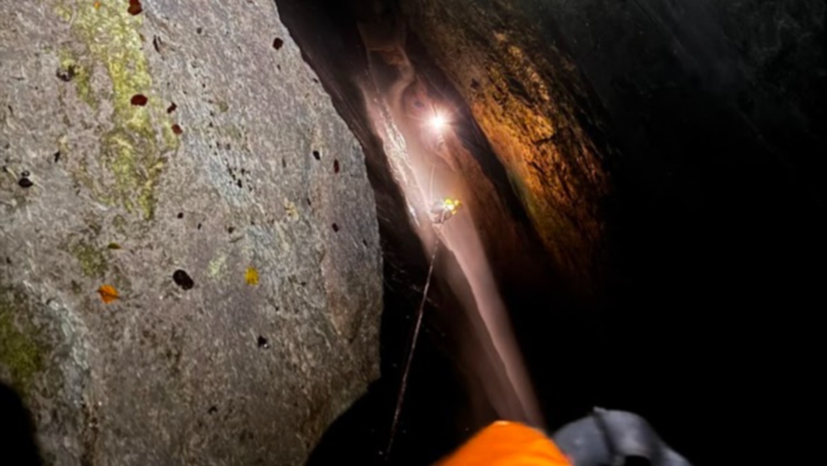 Si frattura una gamba nel canyon, soccorsi per otto ore: maxi intervento con 25 operatori - 