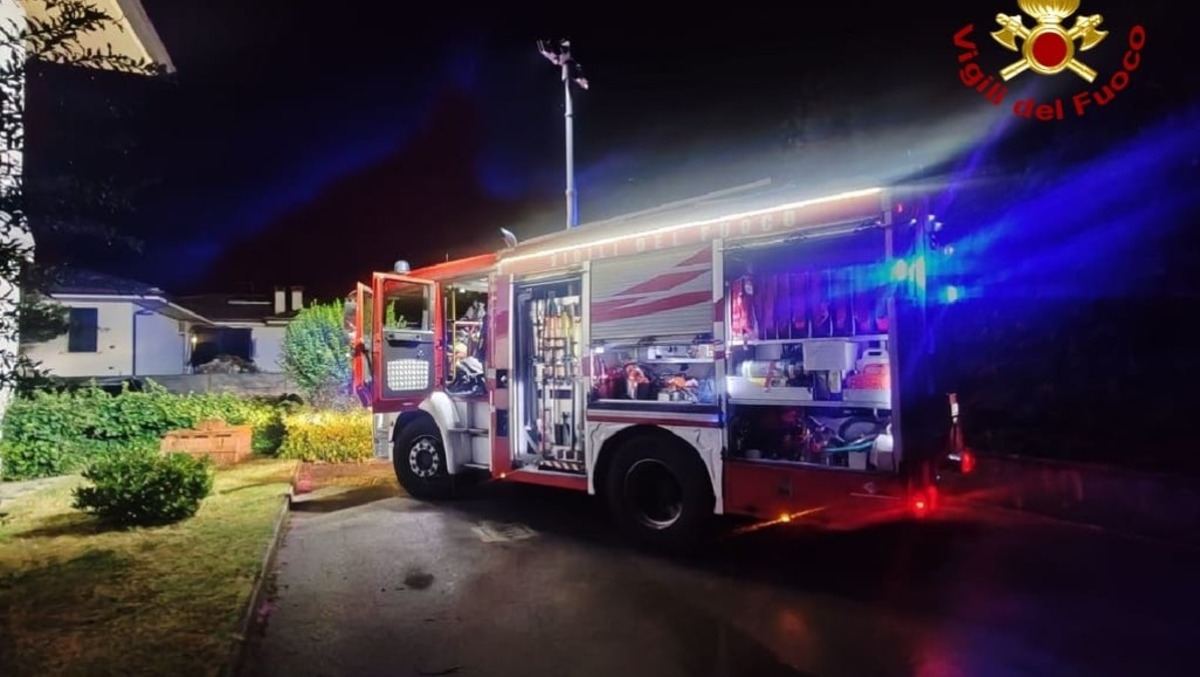 Lavatrice prende fuoco nel garage, condominio evacuato nella notte: paura a Sacile - 