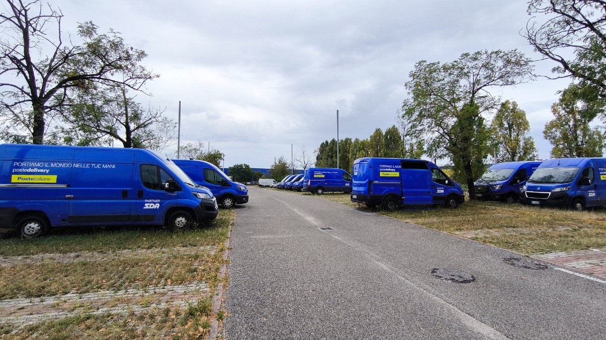 Tavagnacco, esposto sui furgoni Poste Delivery nei parcheggi pubblici di Feletto Umberto - 
