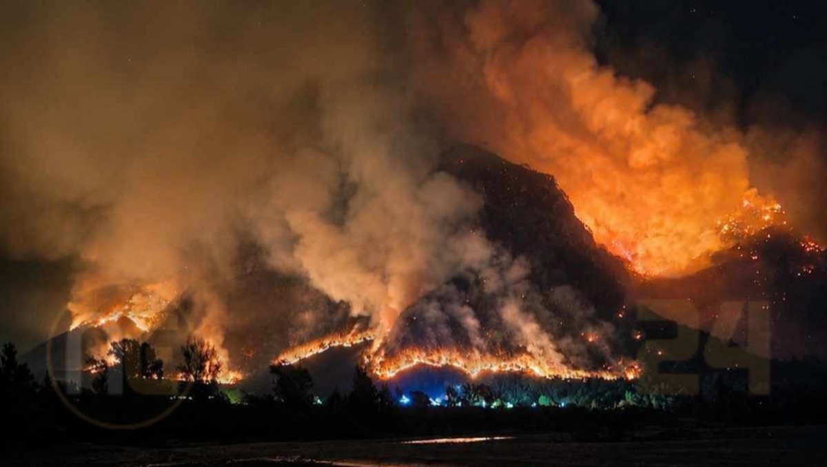 La Carnia continua a bruciare: Pissebus resta evacuata, fiamme riaccese nella notte - 