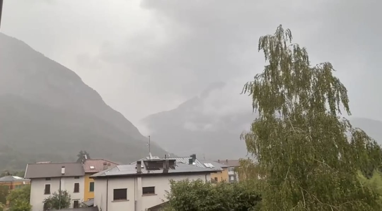 Finalmente piove sull’Amariana: temporale su Tolmezzo, primo sollievo sui roghi | VIDEO - 