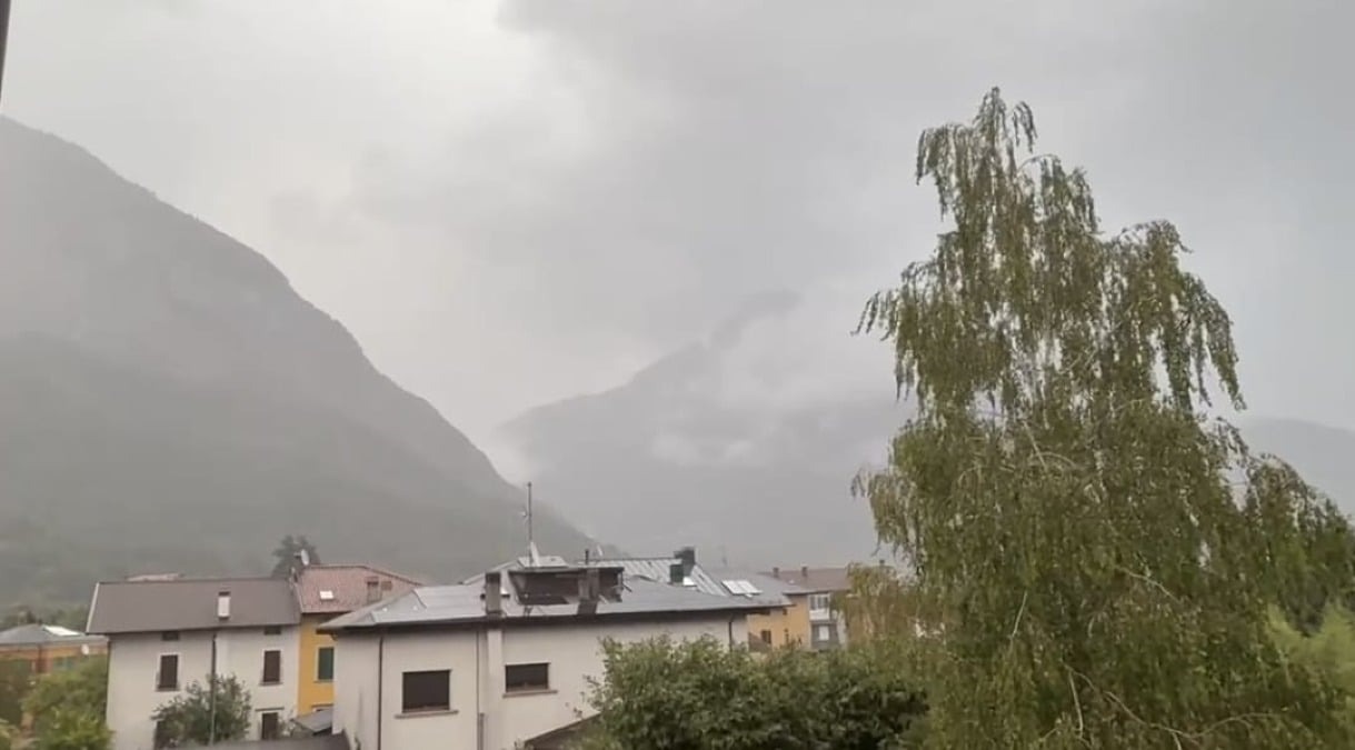 Carnia, la pioggia arriva anche sull’Amariana: a Tolmezzo il temporale porta una tregua ai fronti del fuoco - 