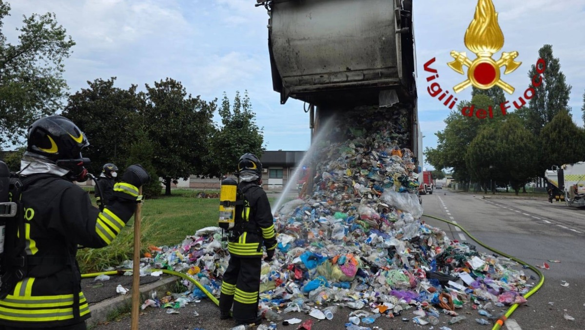 Getta le bombolette nei rifiuti sbagliati, scoppia l’incendio nel camion - 