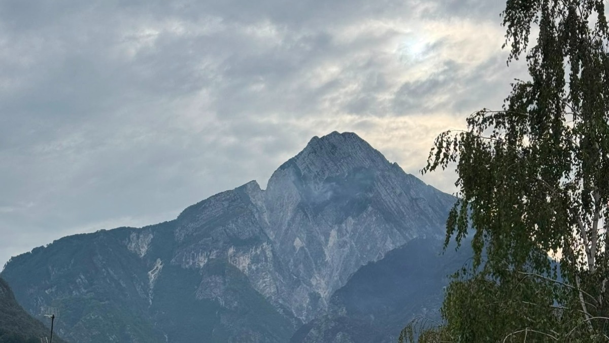 La Carnia respira: la pioggia frena i roghi, ma sull’Amariana si continua a lottare | FOTO - 