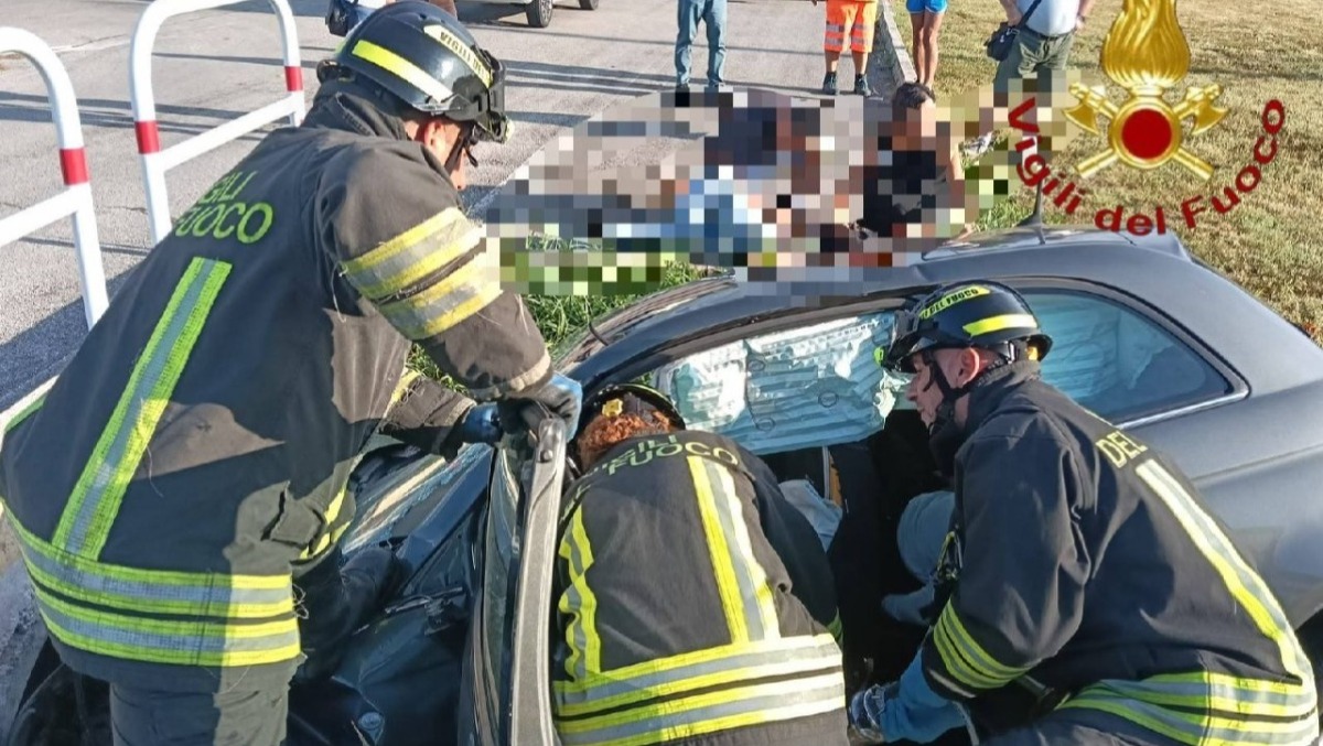 Sbanda e finisce fuori strada a Castelfranco: due persone intrappolate tra le lamiere - 