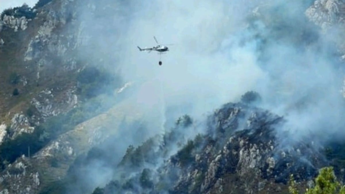 Moggio, il fuoco torna sul Forchiadice: pomeriggio di lavoro aereo, situazione ancora aperta in quota - 