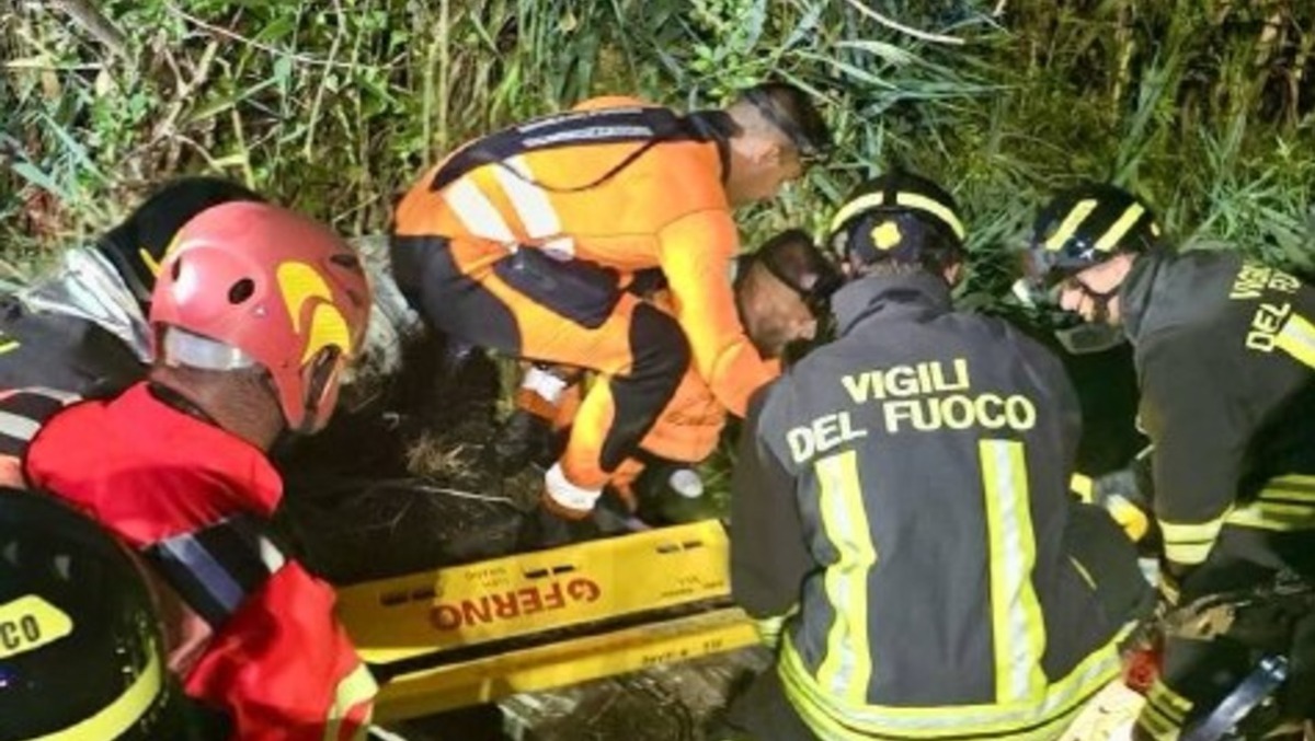 Si ribaltano nel fossato pieno d’acqua: 4 ventenni intrappolati nel'auto - 