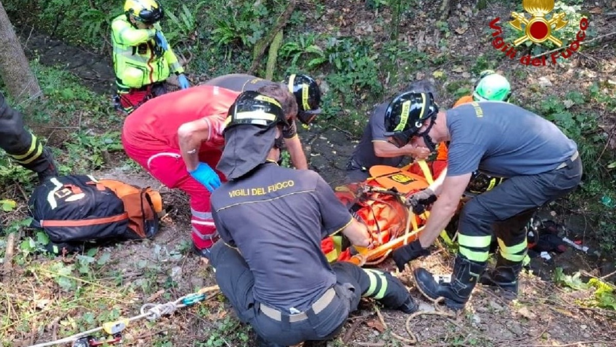 Ragogna, esce di strada in moto e precipita per 10 metri nel dirupo | FOTO