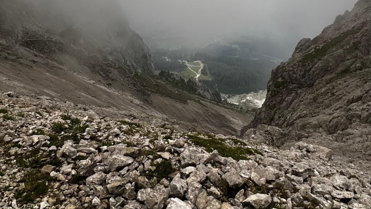 Sentiero franato e nebbia a 2.180 metri: famiglia con due bambini bloccata sul Monte Siera - 