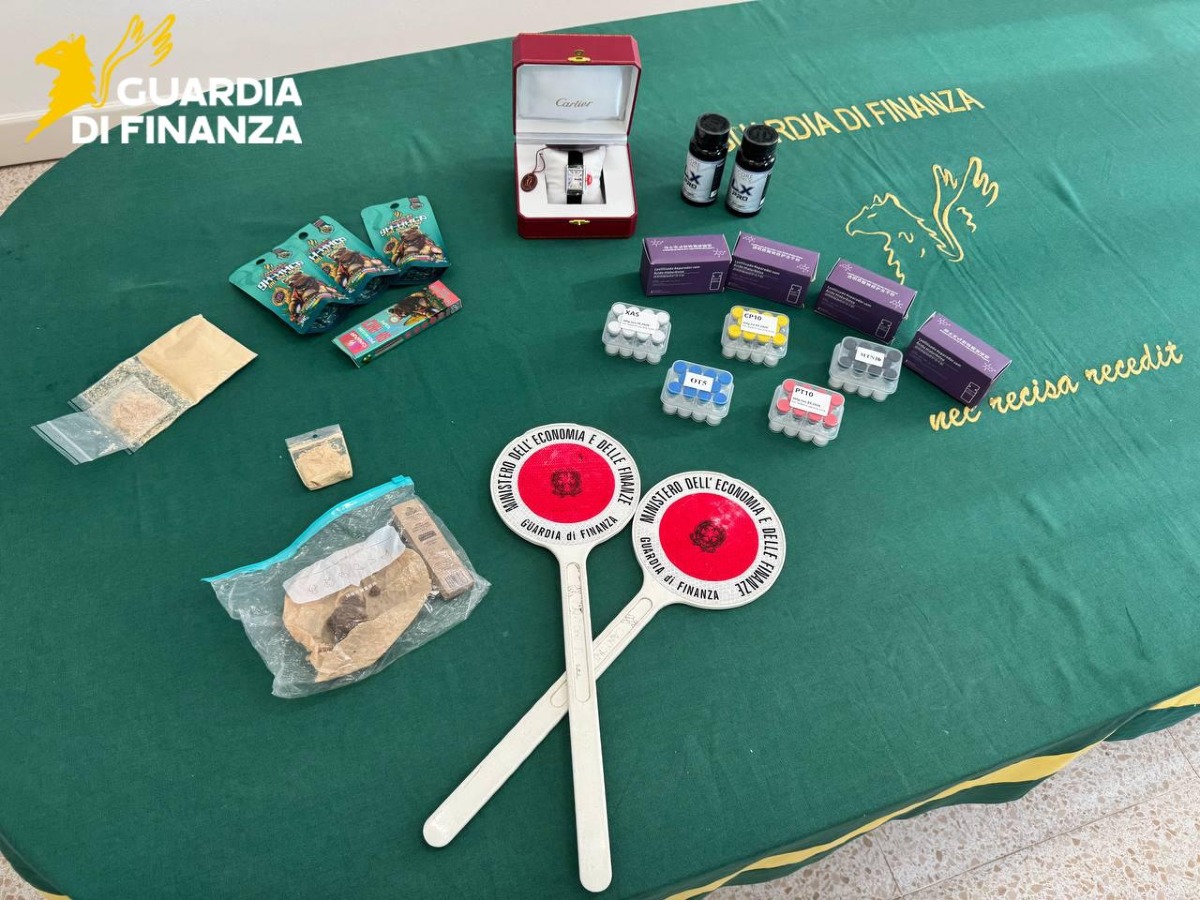 In vacanza in Italia, si fa spedire la droga direttamente in hotel per evitare i controlli - 