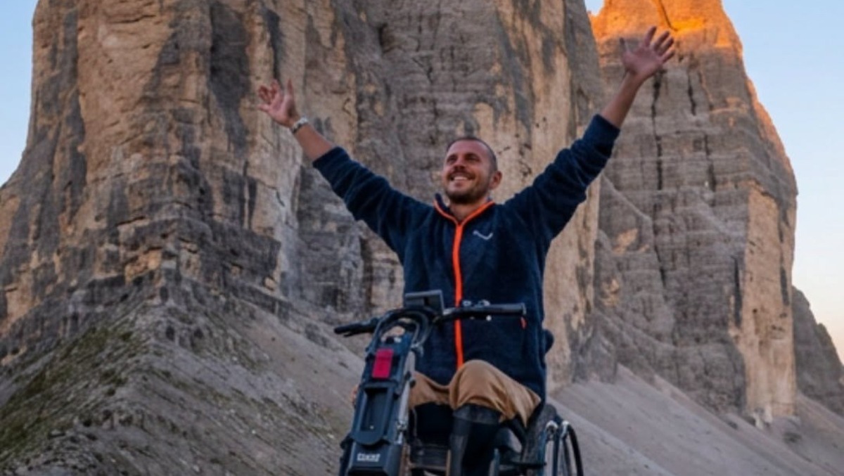 Alle 3 di notte in carrozzina verso le Tre Cime: l’impresa di Luca Da Prato | VIDEO