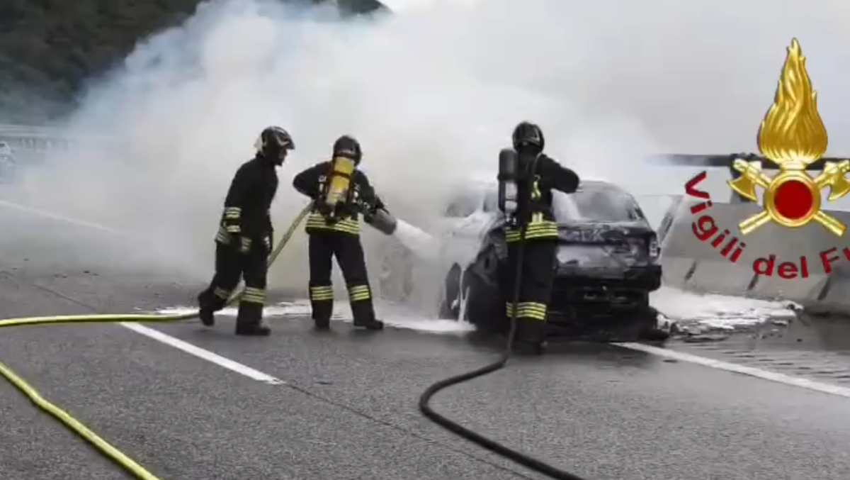 A27, vettura distrutta dal fuoco nel tratto del Fadalto: automobilista ferito e portato in ospedale - 