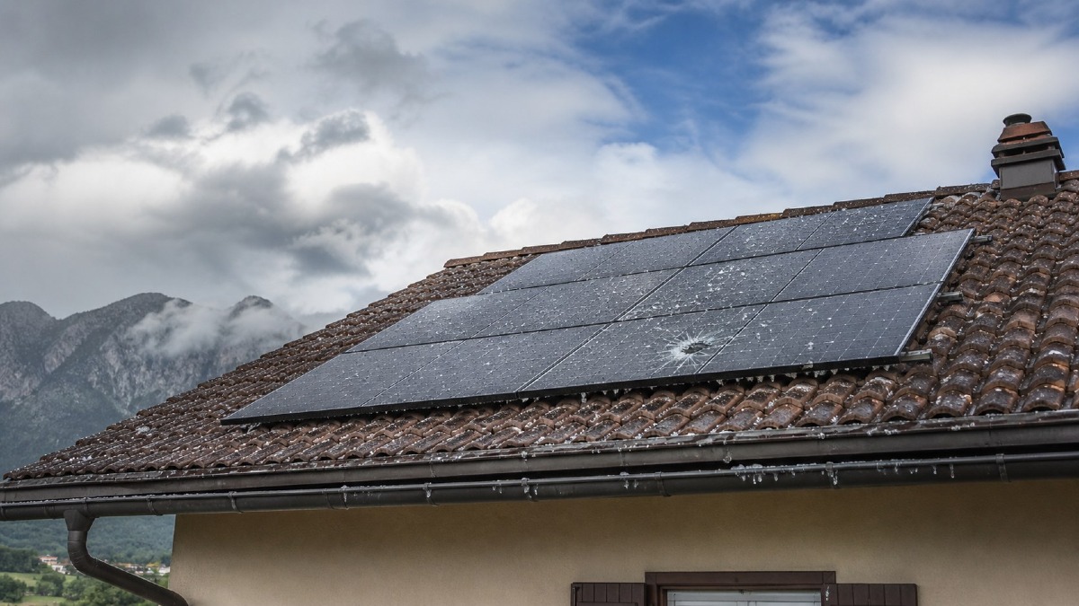 Tetto e fotovoltaico dopo la grandine: controlli da terra e segnali di danno - 
