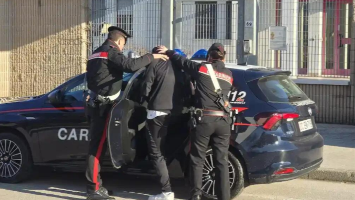 Urina davanti alla tabaccheria, infastidisce i passanti e aggredisce i Carabinieri - Immagine di repertorio