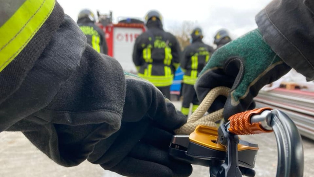 Scivola dal tetto e precipita per 3 metri: giovane soccorso ad Azzano Decimo - 