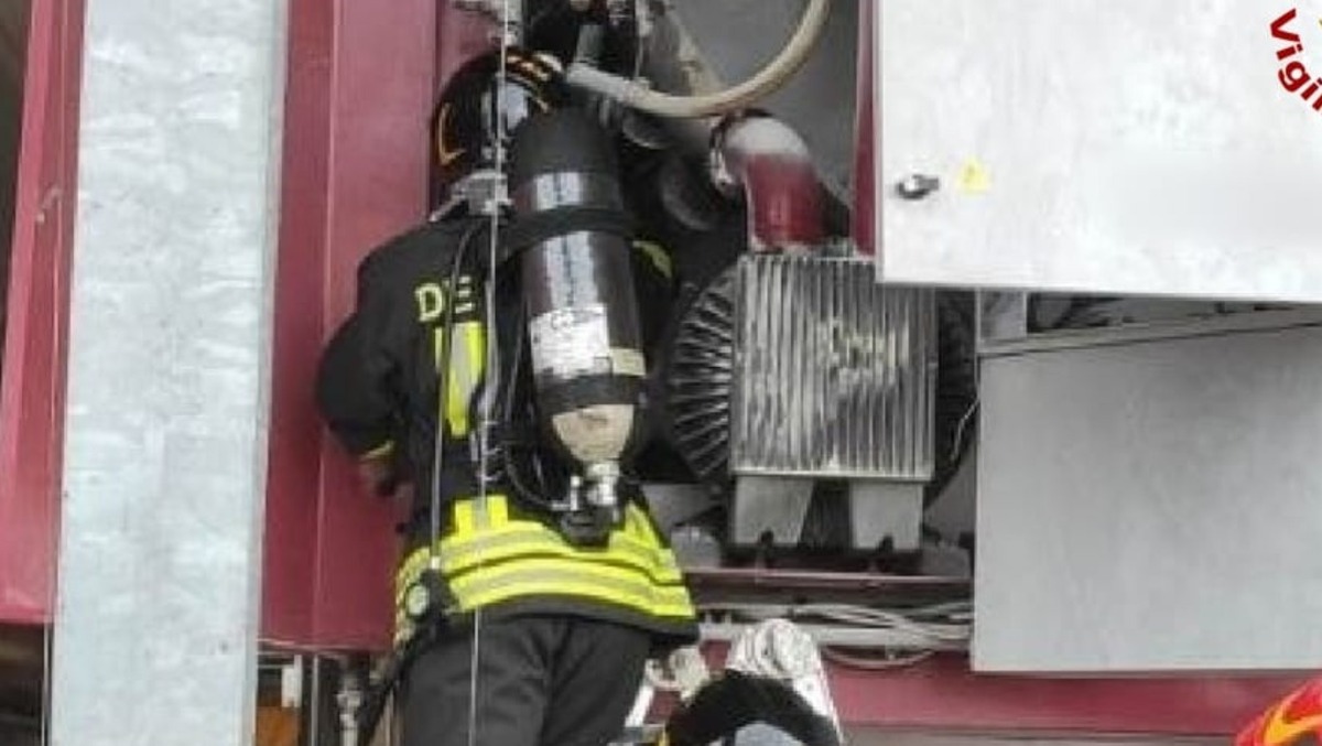Montereale Valcellina, fiamme in un’azienda vinicola: prende fuoco una pressa - 