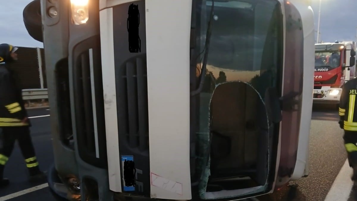 Schianto all’alba sull’A4 a Pocenia, identificato il camionista morto: aveva 52 anni - 