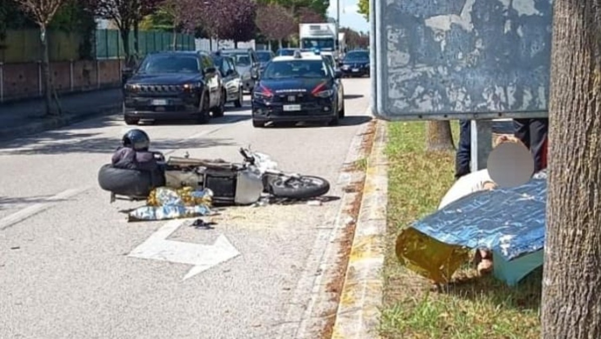 Moto travolge una ragazza di 17 anni sulle strisce: sbalzata per metri, elitrasportata - 