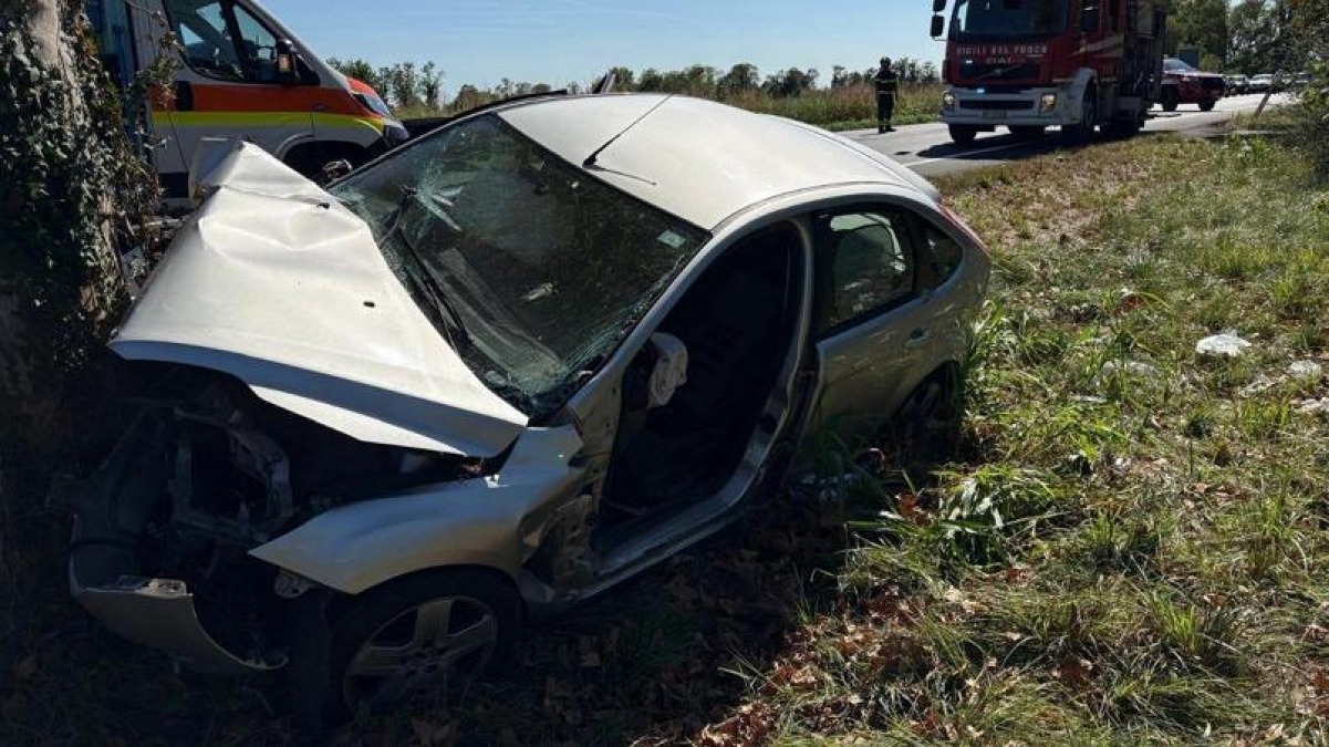 Tragedia a Basiliano, auto contro un albero: morta una bimba di 11 anni, grave la sorella - 