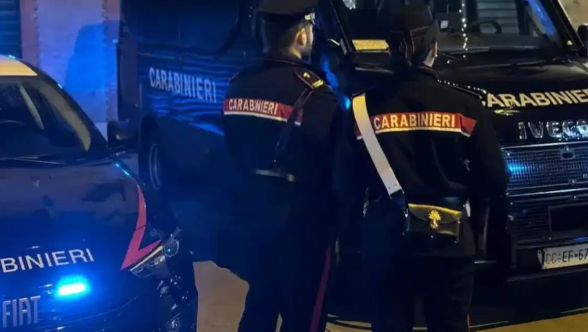 Segue in continuazione l’ex, poi la scoperta: un localizzatore nascosto sotto il cofano dell’auto - 