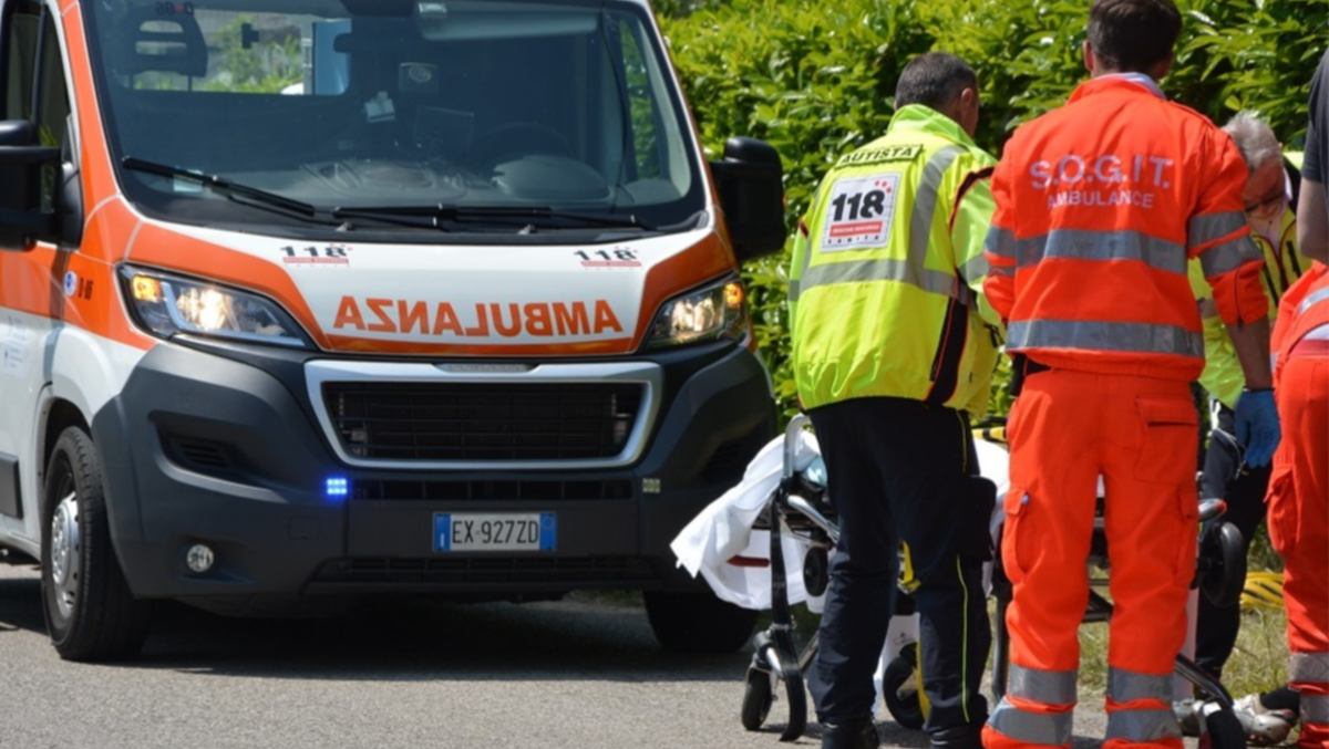 Travolto da un muletto mentre lavora: gravissimo operaio di 20 anni - 