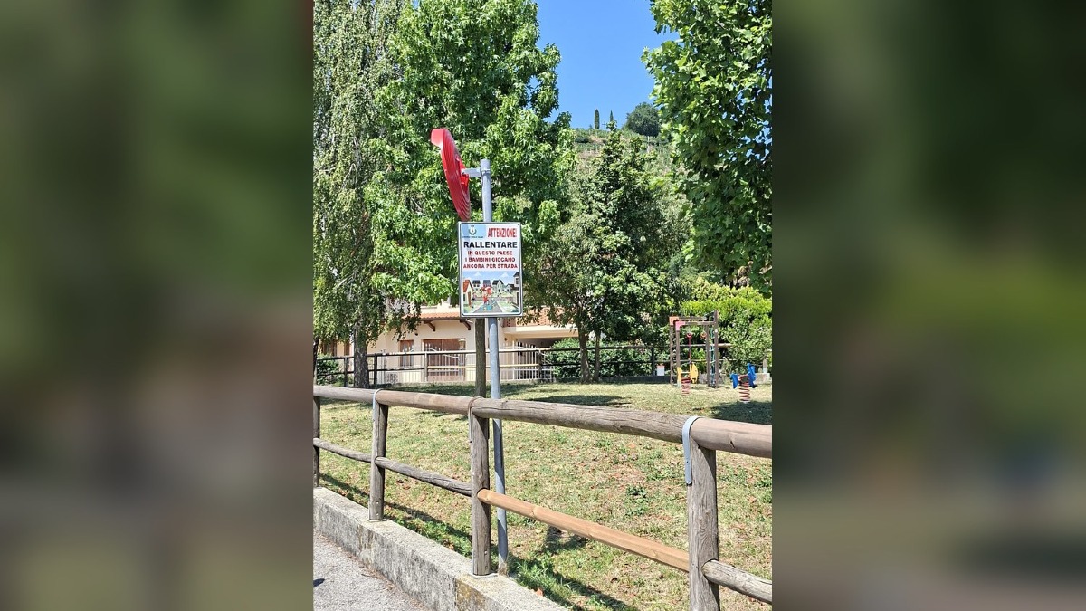 Farra di Soligo installa 10 cartelli nelle borgate: «Rallentare, qui i bambini giocano ancora per strada» - 