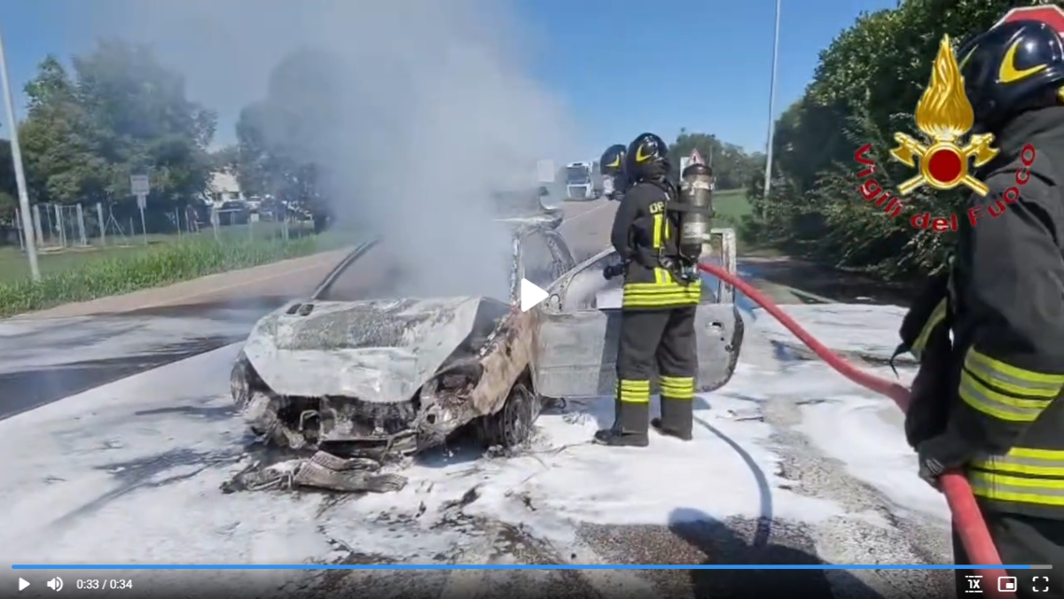 Scontro tra due auto a Spresiano, una prende fuoco dopo l’impatto: ci sono feriti | VIDEO - 