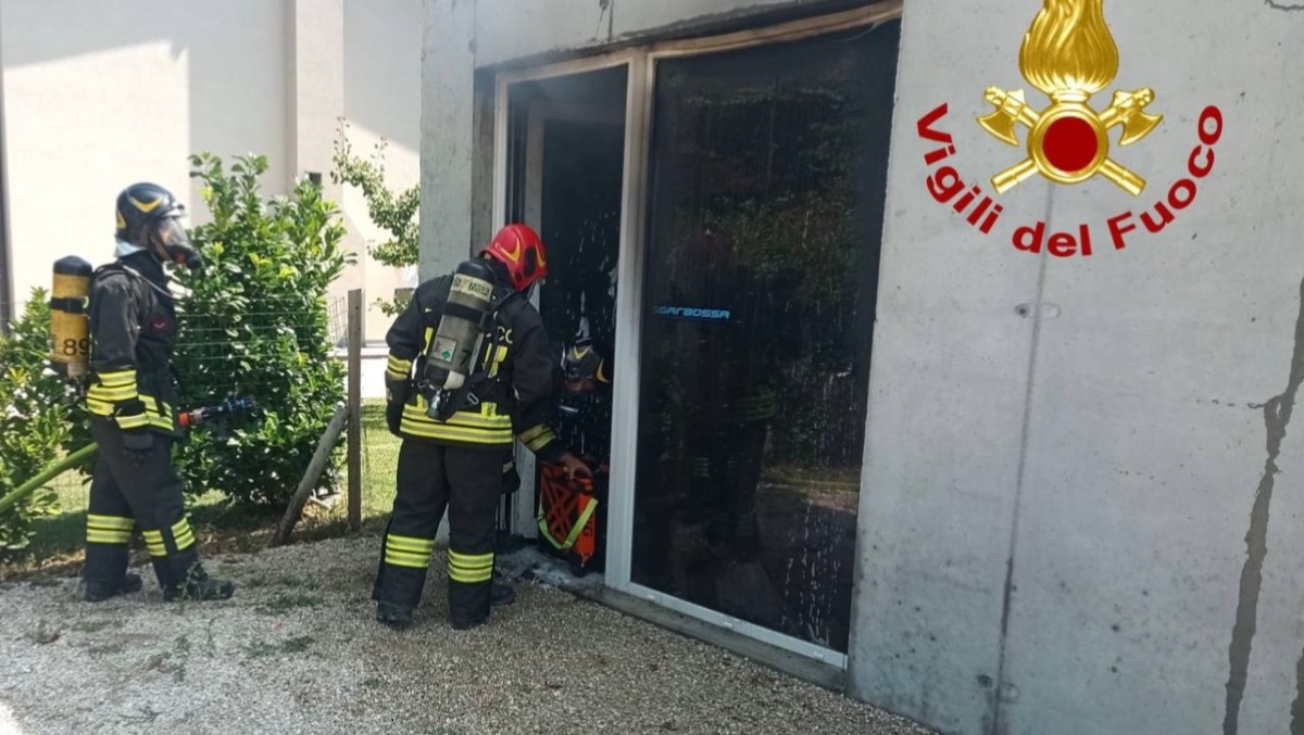 Fiamme nel capannone, brucia il materiale elettrico: Vigili del fuoco al lavoro - 