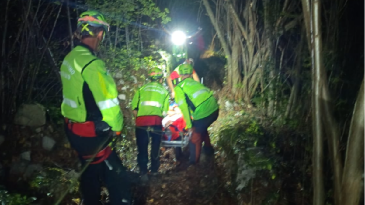 Rientro dalla montagna finisce con un infortunio: 64enne portata via in barella - 