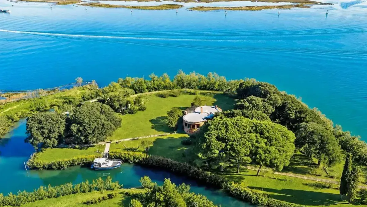 In vendita un’intera isola: fortino, due approdi e 5.700 metri quadrati di verde - 