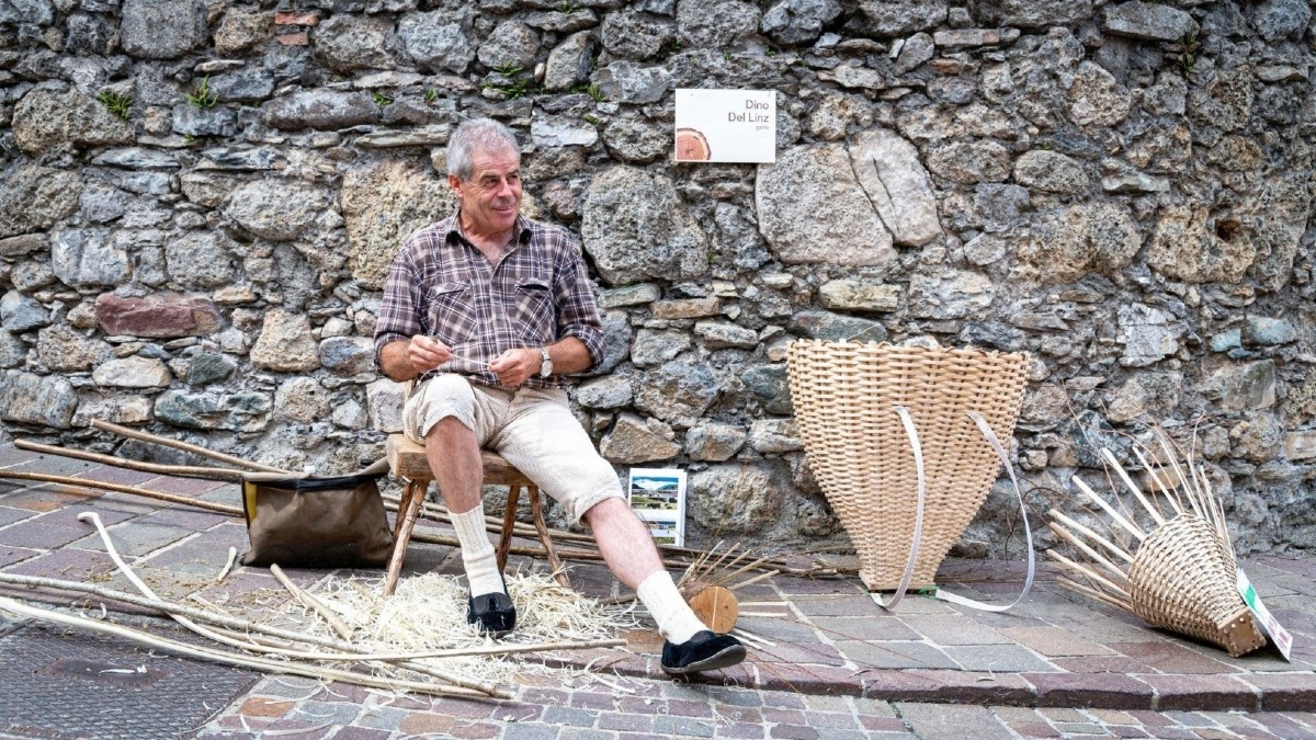 Scultori dal vivo e mostra-mercato: a Sutrio torna Magia del Legno - 