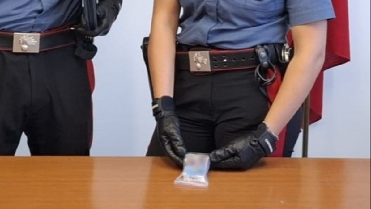 Strano via vai in spiaggia, i bagnanti chiamano i Carabinieri: trovato con hashish - 