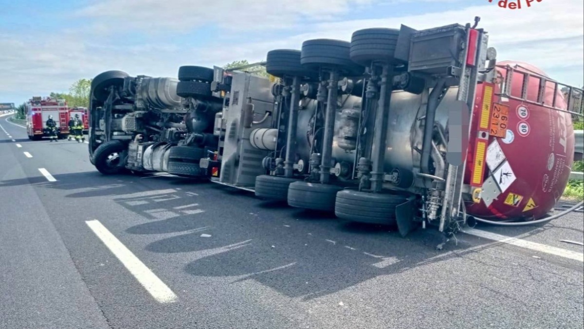 Cisterna di fenolo si ribalta in A4: chiuso il tratto San Stino-Portogruaro - 