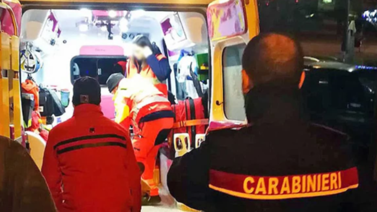 Colpito alla testa con una bottiglia: il ragazzo non ce l’ha fatta, è morto a 18 anni - 