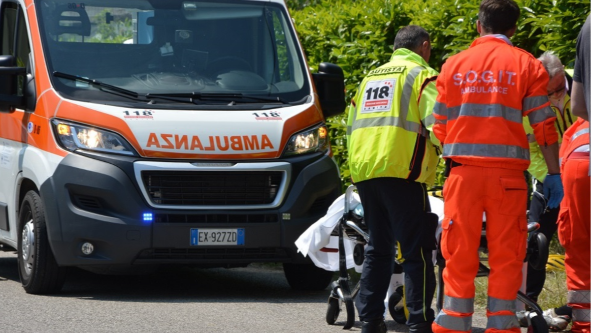 Bambina di 5 anni precipita dal quinto piano: trasporta in ospedale, è in pericolo di vita - 