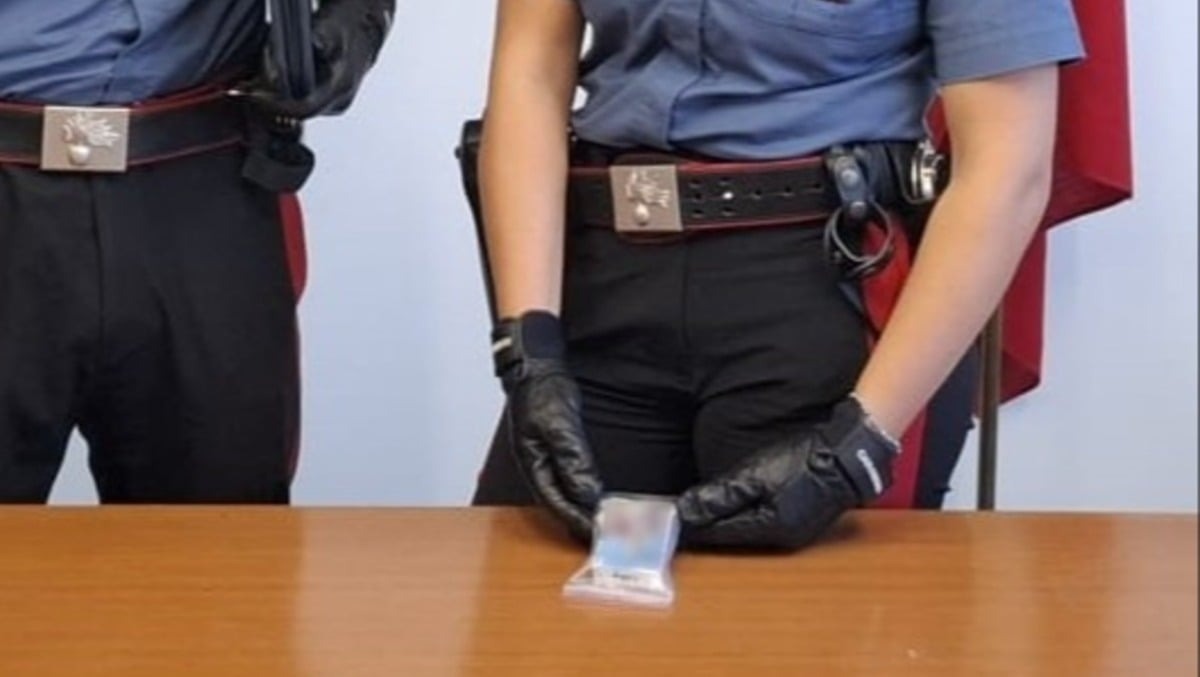 Hashish nascosto nel borsello, denuncia dopo i controlli sulla spiaggia di Lignano - 