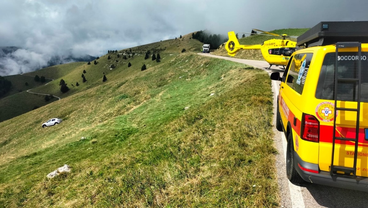 Precipita con l'auto lungo il pendio sul Monte Grappa: recuperato con l’elicottero - 