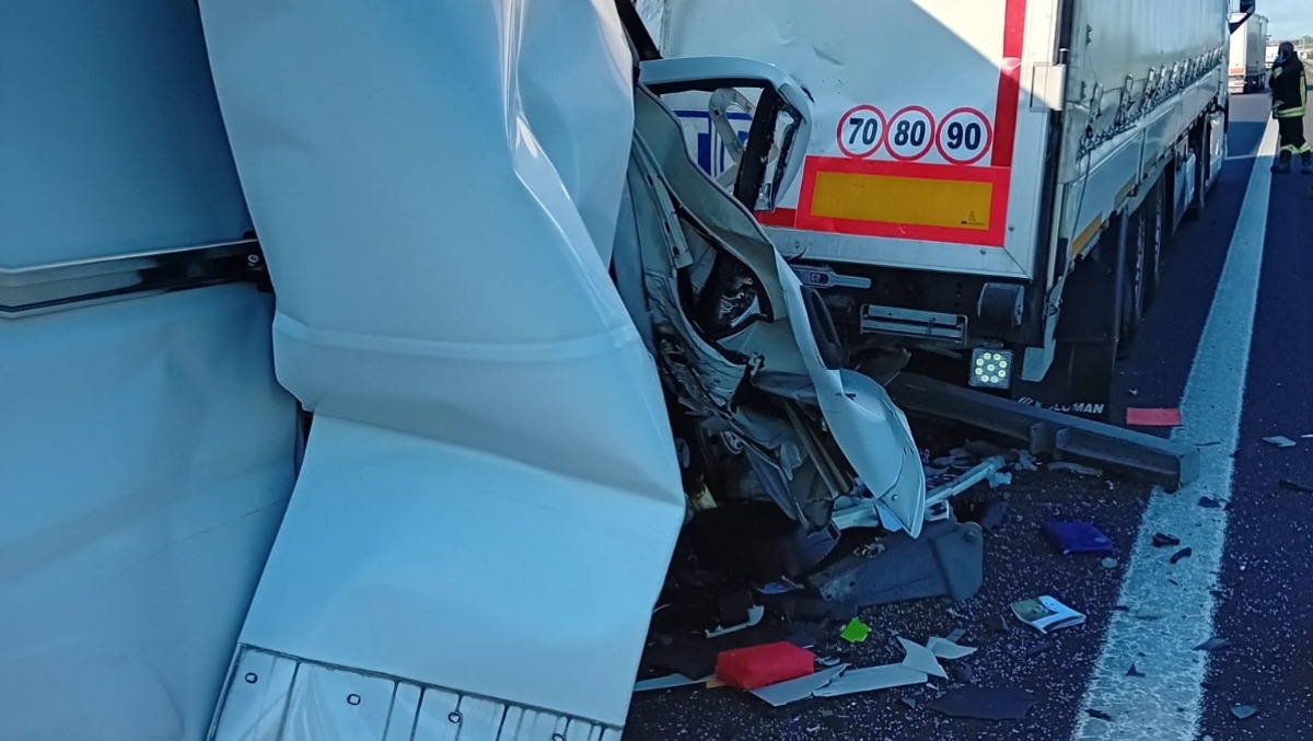 Nuova tragedia sul tratto maledetto dell'A4, furgone contro camion in coda: un morto - 