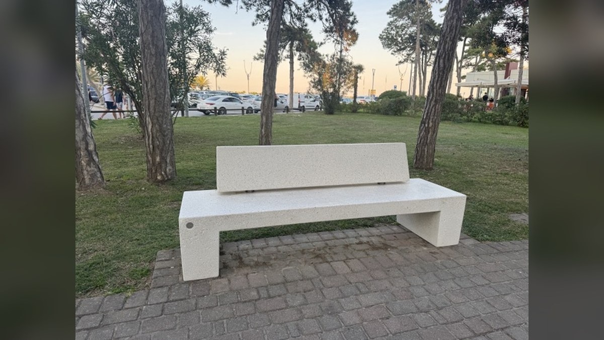 Parco del Mare di Lignano Pineta, sostituite le sedute gialle con 15 nuove panchine - 
