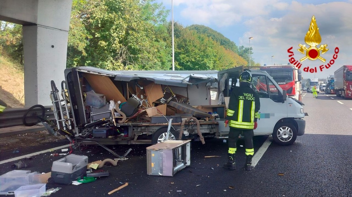Camper coinvolto in un incidente sull’A4: quattro persone a bordo, una ferita - 