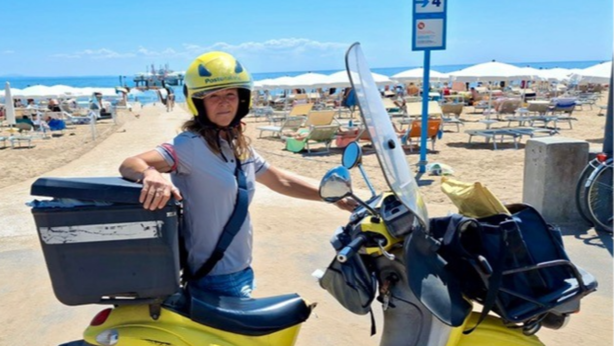 Madre di due figlie, cambia lavoro e rinasce: oggi è portalettere a Lignano - 